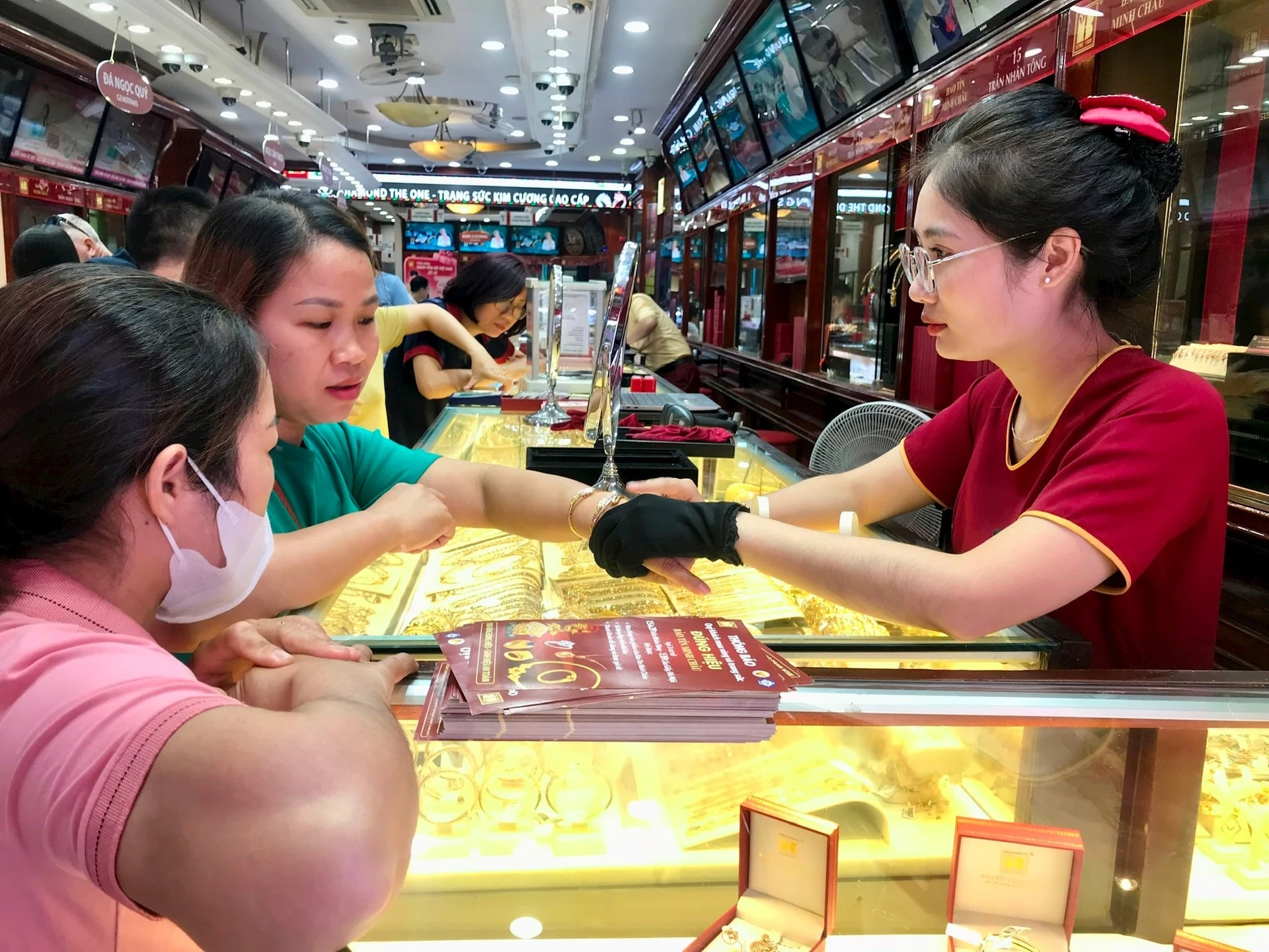 Giá vàng tăng vọt trong ngày cuối tuần.