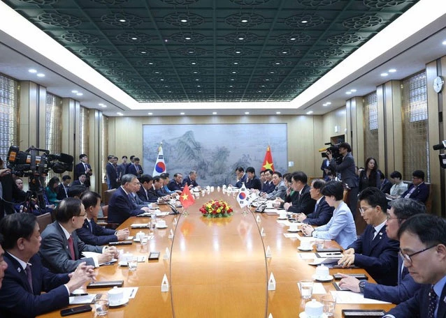 Party General Secretary To Lam has a meeting with National Assembly Speaker of the Republic of Korea (RoK) Woo Won Sik in Seoul on August 12. (Photo: VNA)