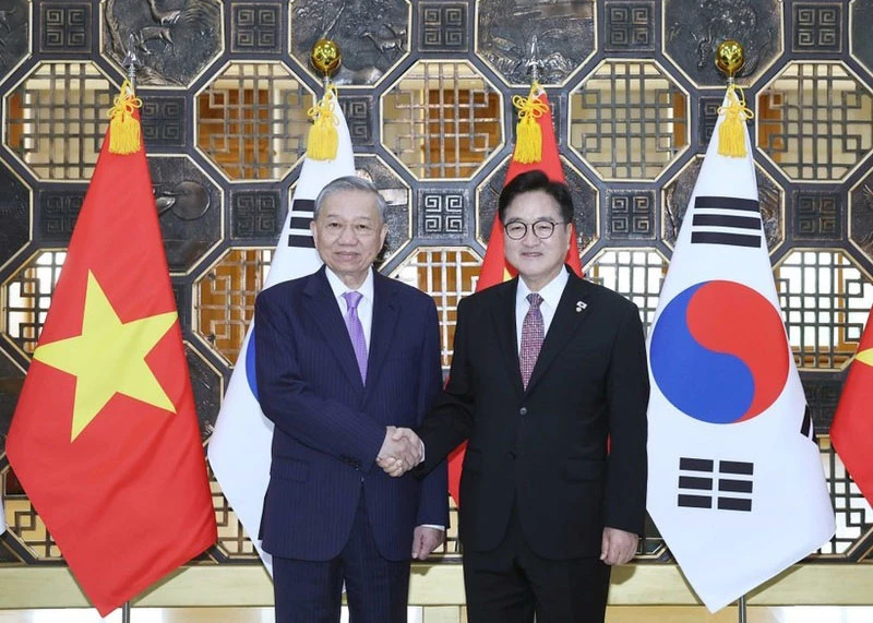 Party General Secretary To Lam (L) and National Assembly Speaker of the Republic of Korea (RoK) Woo Won Sik at a meeting in Seoul on August 12 (Photo: VNA)