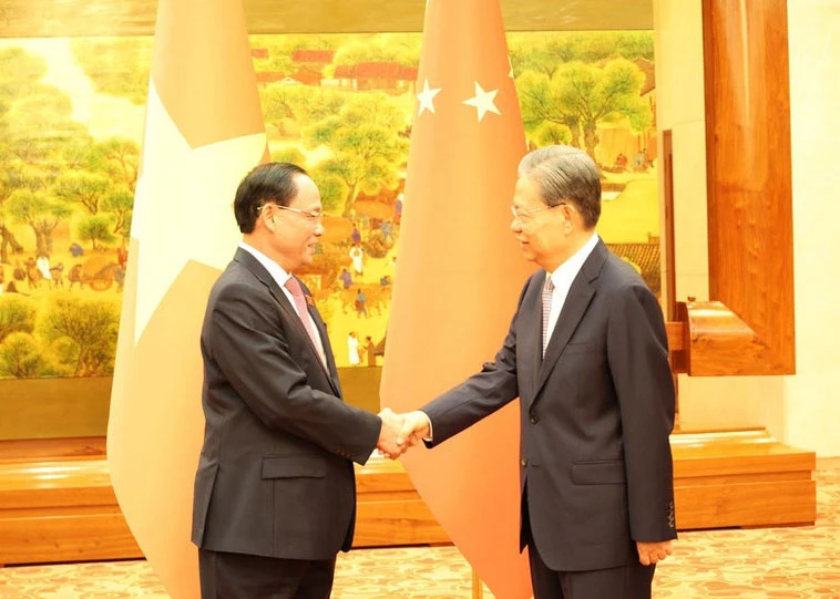 Vice Chairman of the National Assembly Tran Quang Phuong (L) and Zhao Leji, Chairman of the Standing Committee of the National People’s Congress (NPC) of China (Photo: VNA)