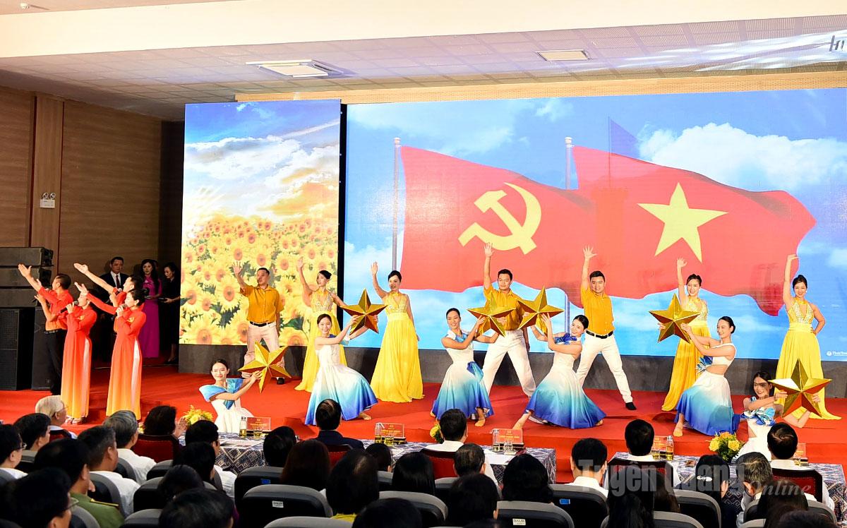 Văn nghệ chào mừng Chương trình Về nguồn – hướng tới tương lai.