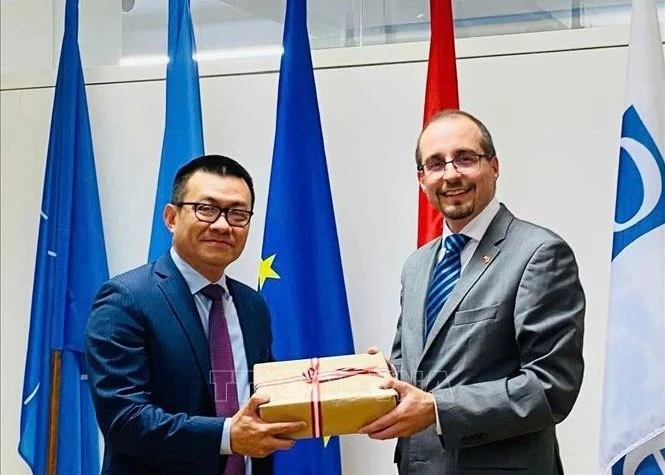 Vietnamese Ambassador to Austria Vu Le Thai Hoang (L) presents a gift to Dr. Arnold Kammel, Secretary General of the Austrian Ministry of Defence. (Photo: VNA)