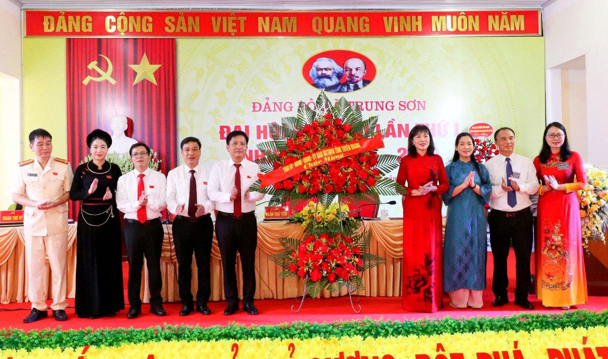 Đồng chí Phạm Thị Minh Xuân, Ủy viên Ban Thường vụ Tỉnh ủy, Phó Chủ tịch HĐND tỉnh và lãnh các đơn vị tặng hoa chúc mừng đại hội. Ảnh: PV