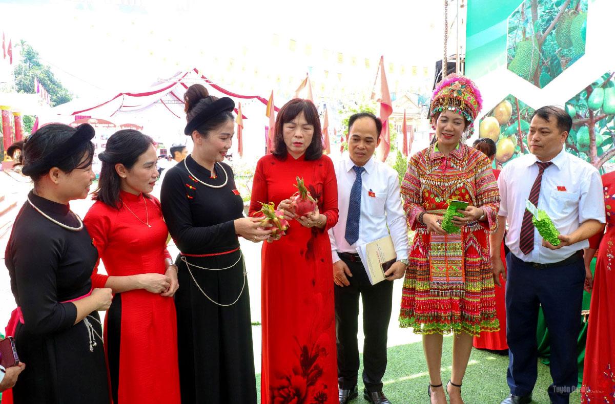 Các đại biểu tham quan sản phẩm nông sản trưng bày tại Đại hội. Ảnh: PV