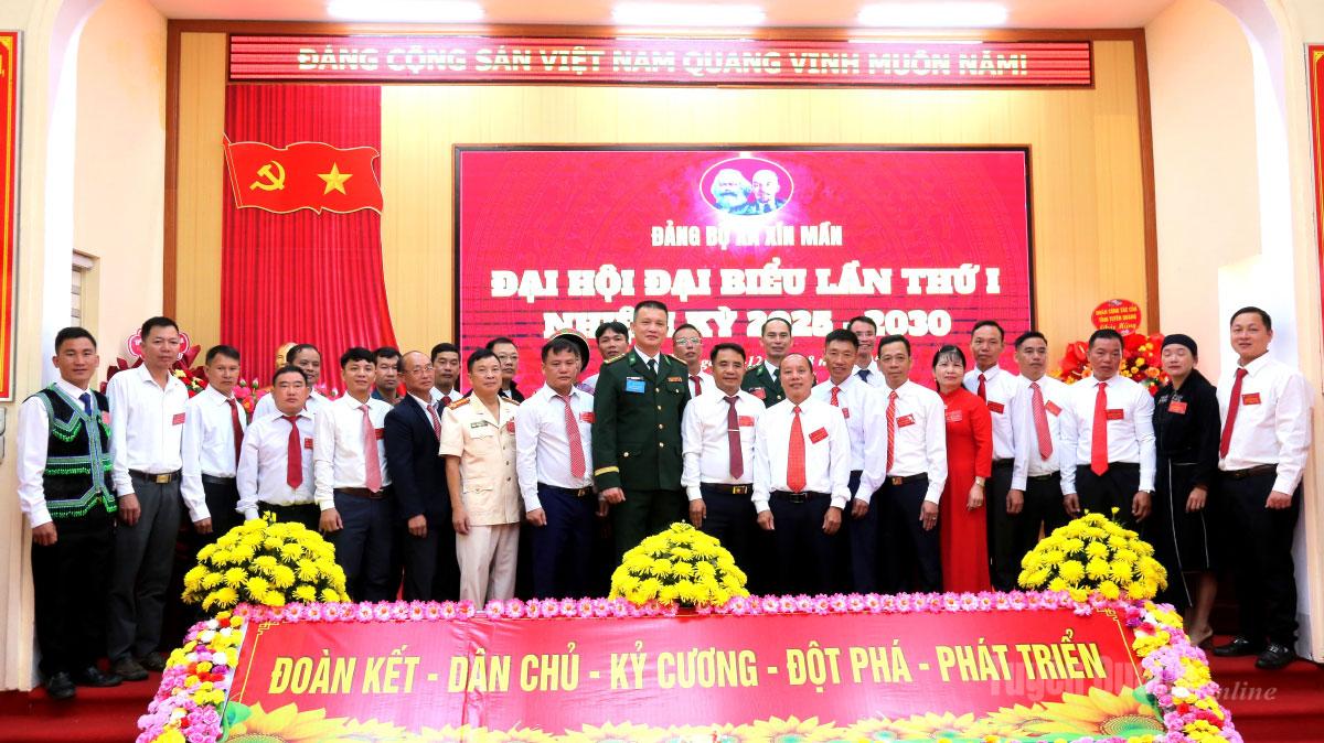 Đồng chí Hoàng Ngọc Định, Ủy viên BCH Đảng bộ tỉnh, Phó Chỉ huy trưởng Bộ Chỉ huy Quân sự tỉnh chụp ảnh lưu niệm với Ban Chấp hành Đảng bộ xã Xín Mần nhiệm kỳ 2025 - 2030. Ảnh: Văn Long
