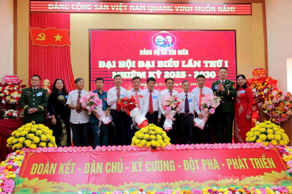 Đoàn đại biểu xã đi dự Đại hội cấp trên ra mắt Đại hội. Ảnh: Văn Long