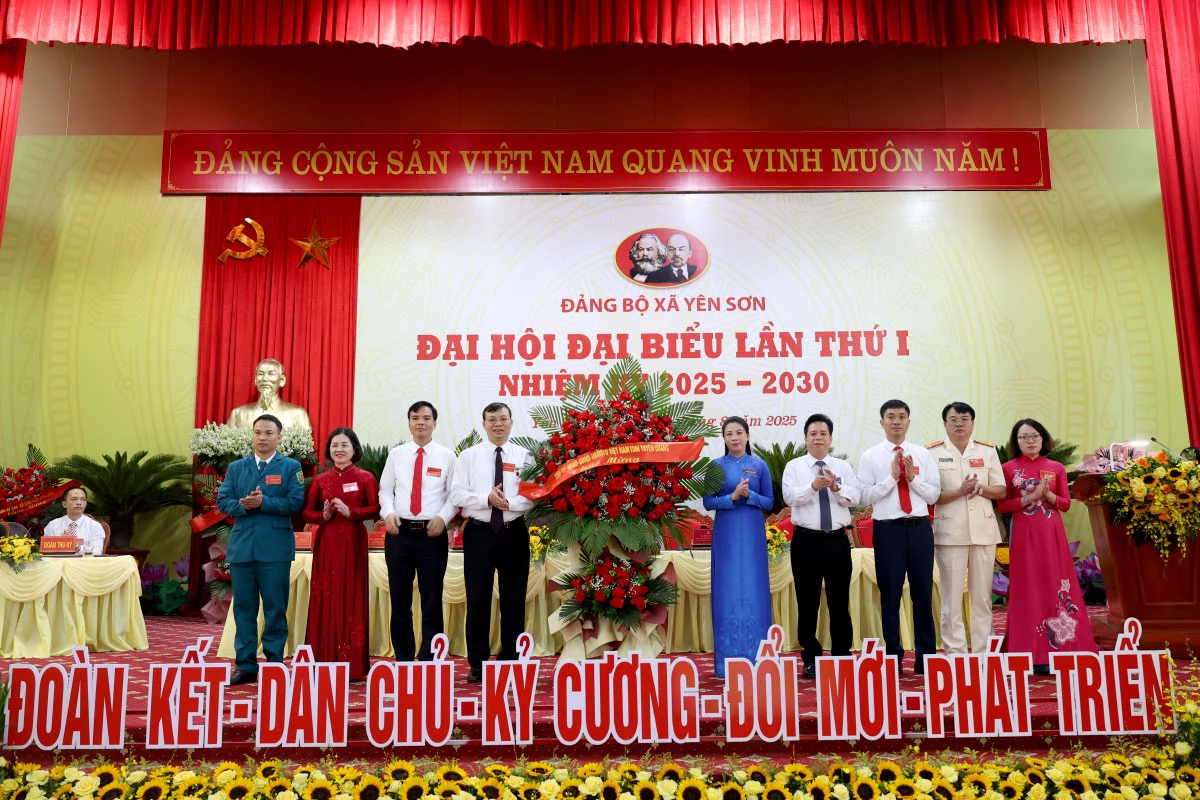 Đồng chí Phó Bí thư Thường trực Tỉnh ủy Lê Thị Kim Dung tặng hoa chúc mừng Đại hội đại biểu Đảng bộ xã Yên Sơn lần thứ I.