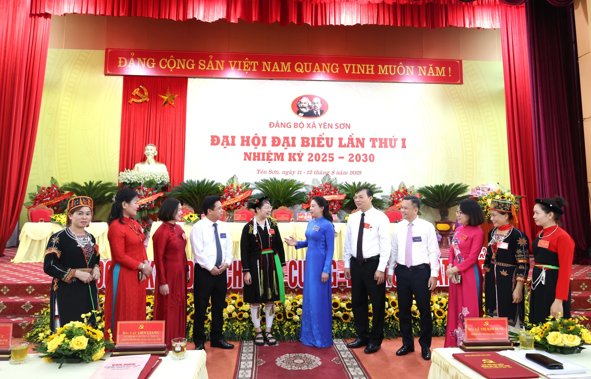 Các đại biểu trao đổi bên lề Đại hội.