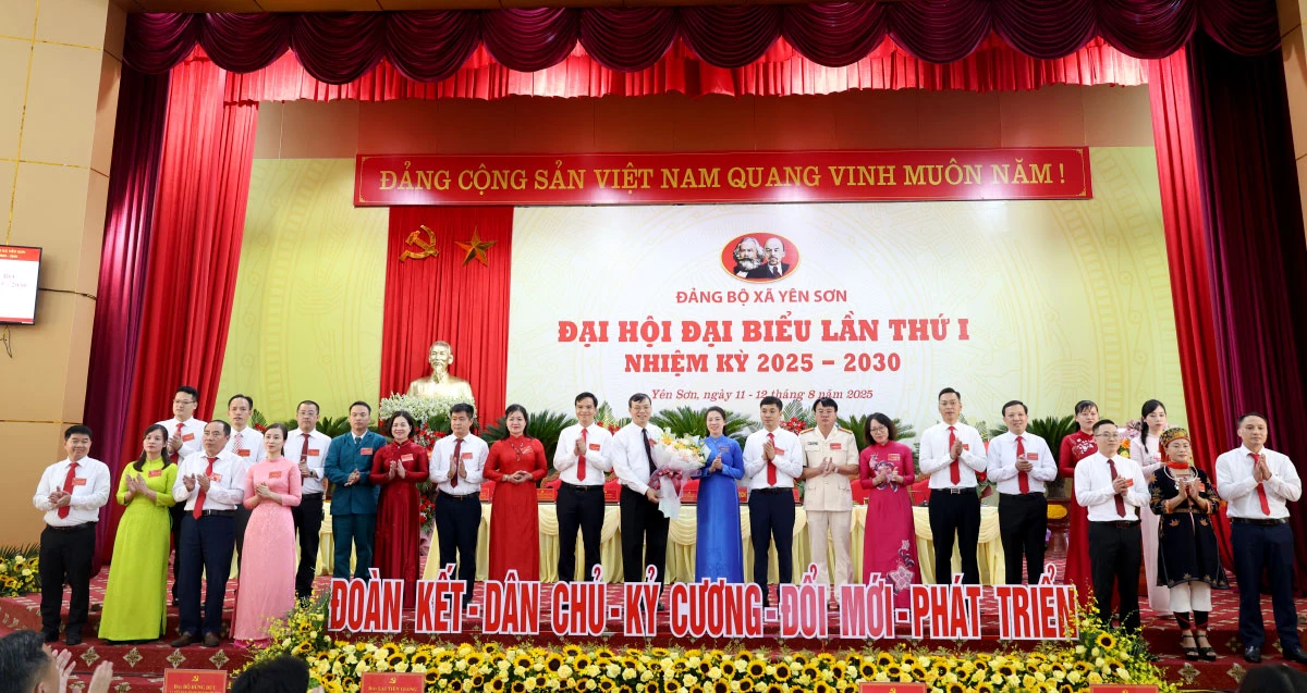 Đồng chí Phó Bí thư Thường trực Tỉnh ủy Lê Thị Kim Dung tặng hoa chúc mừng Ban Chấp hành Đảng bộ xã Yên Sơn nhiệm kỳ 2025-2030.