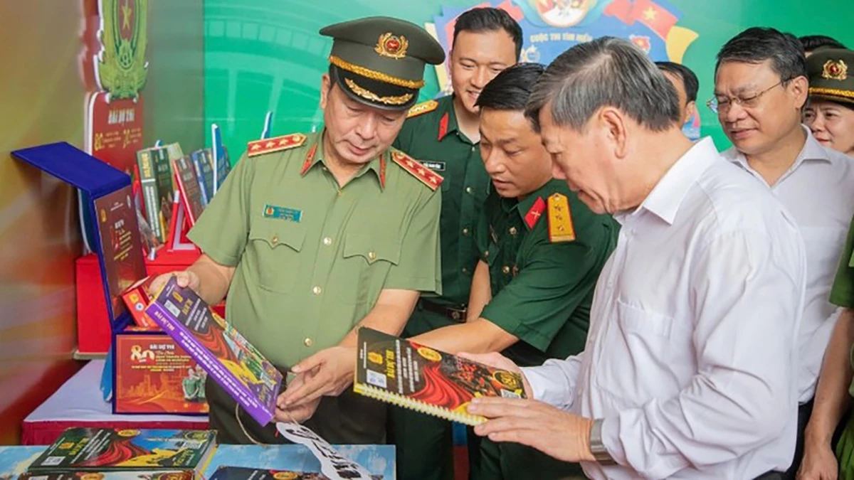 Các đại biểu tham quan các gian trưng bày tại Triển lãm.