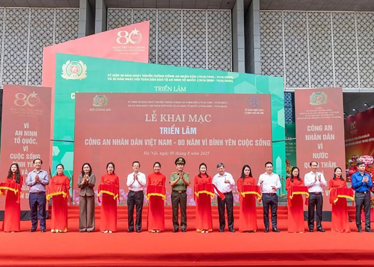 Khai mạc triển lãm.