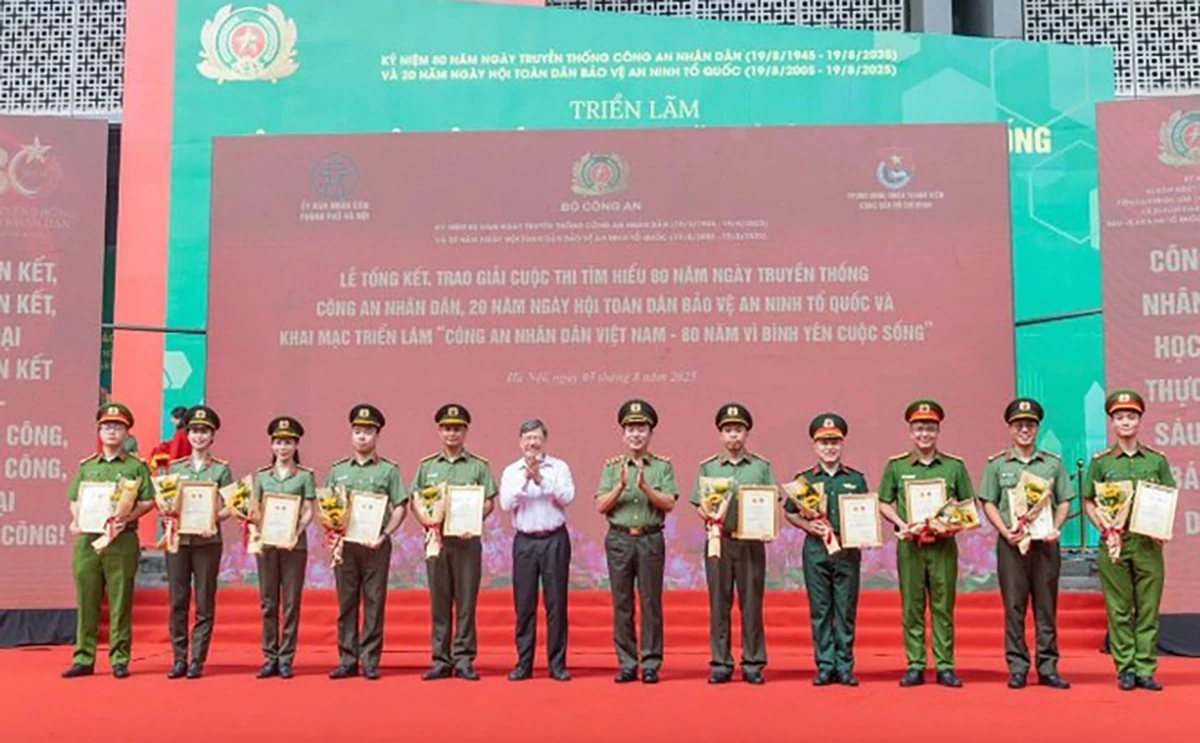 Thượng tướng Trần Quốc Tỏ trao giải A cho các tác giả.