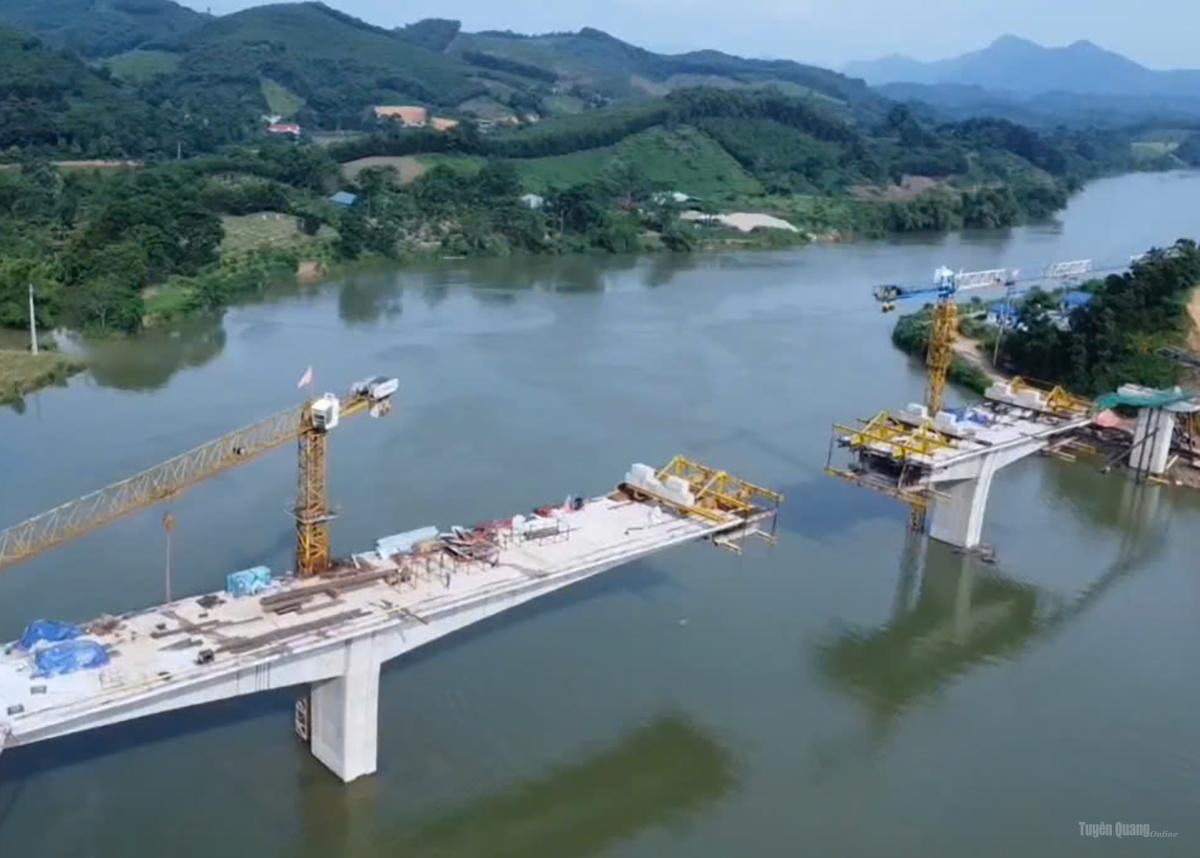Tập đoàn đèo cả phấn đấu hợp long cầu Hàm Yên trên cao tốc tuyên quang - Hà Giang trong tháng 10 - 2025. Ảnh: TIẾN CHIẾN 