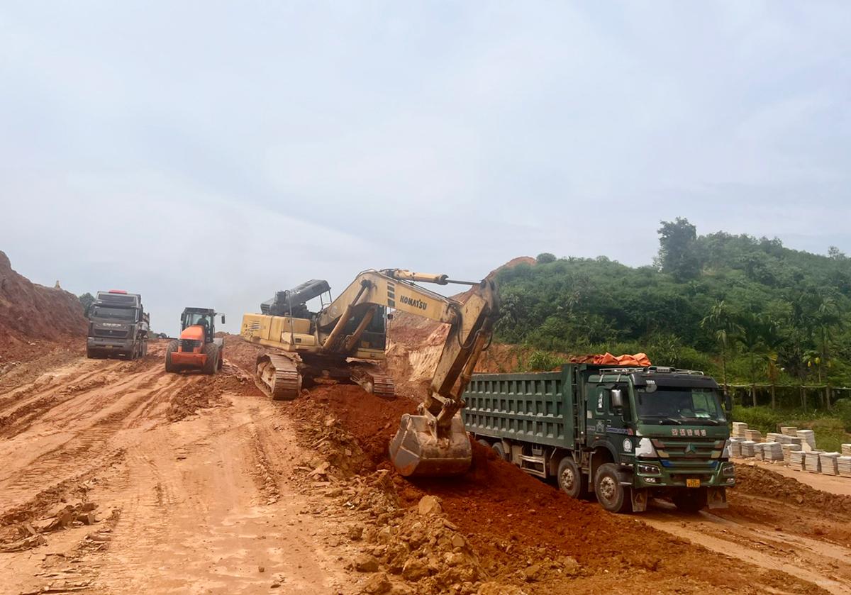 Công ty TNHH Hiệp Phú đẩy nhanh tiến độ thi công nút giao km35 quốc lộ 2 với cao tốc Tuyên Quang - Hà Giang. 
Ảnh: p.v