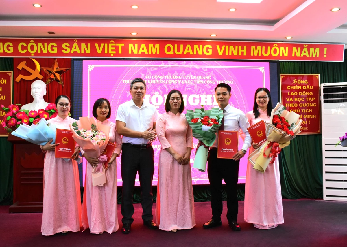 Lãnh đạo Sở Công thương trao Quyết định và tặng hoa chúc mừng tập thể Phòng Tổng hợp hành chính.