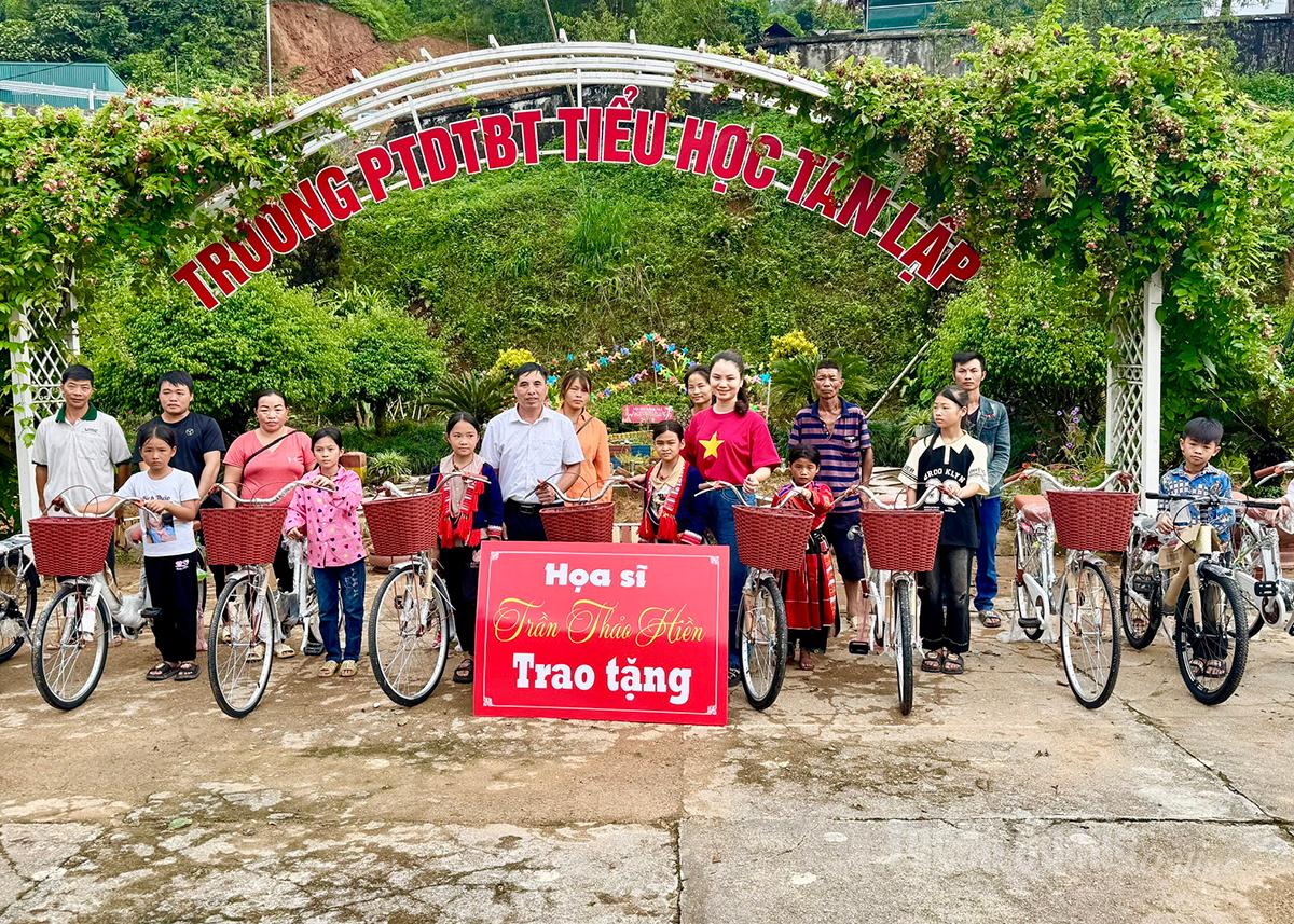 Những chiếc xe đạp được trao cho các em học sinh Trường Phổ thông dân tộc bán trú Tiểu học Tân Lập.