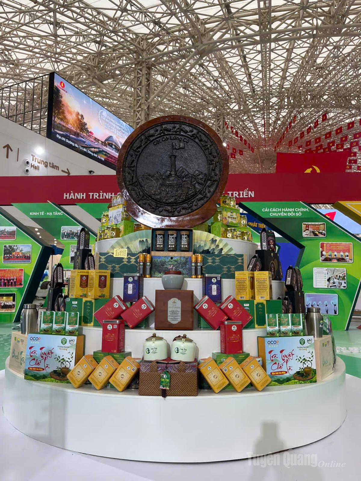 Gian trưng bày các sản phẩm Ocop của tỉnh tại triển lãm.