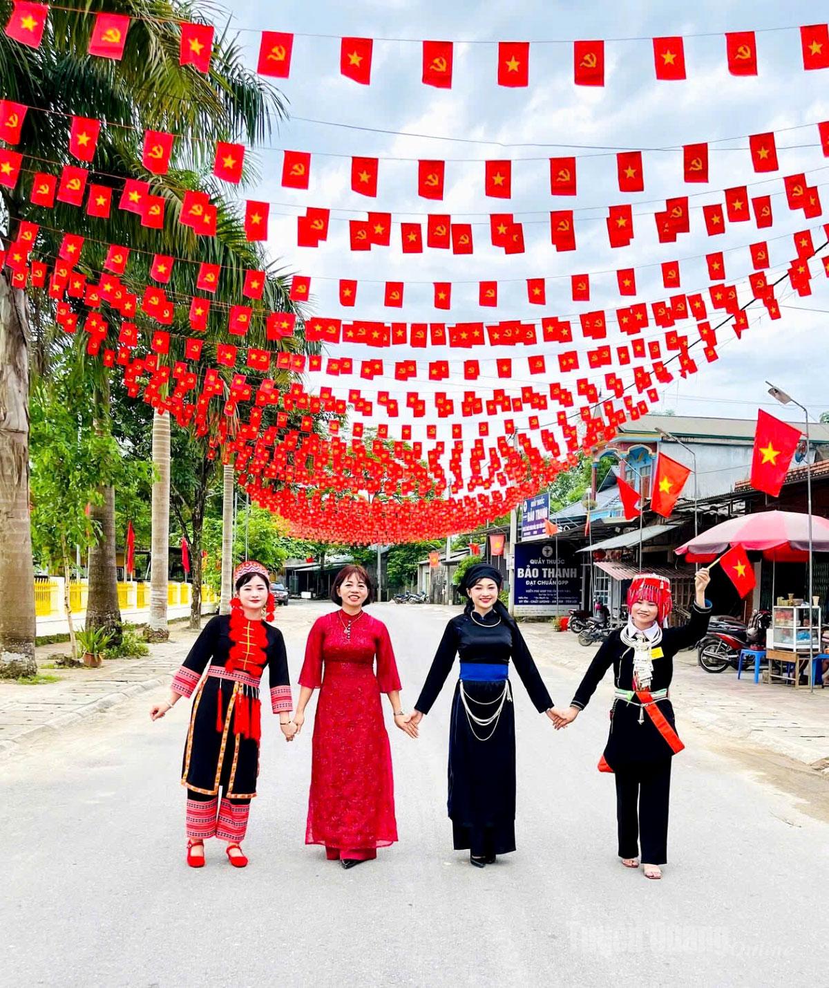 Người dân xã Việt Lâm hân hoan mừng Tết độc lập.