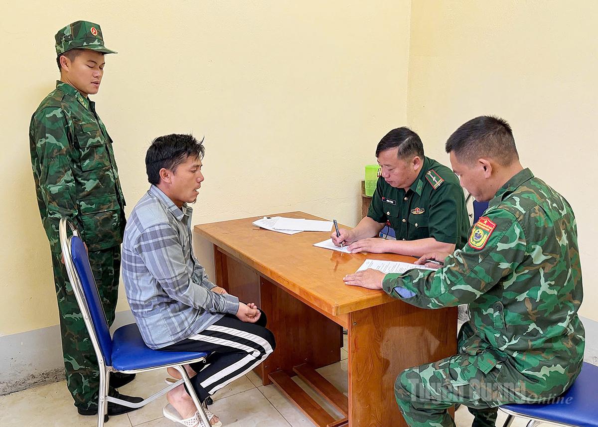 Cán bộ Đồn Biên phòng Xín Cái lấy lời khai đối tượng Chảo Vàng Páo.