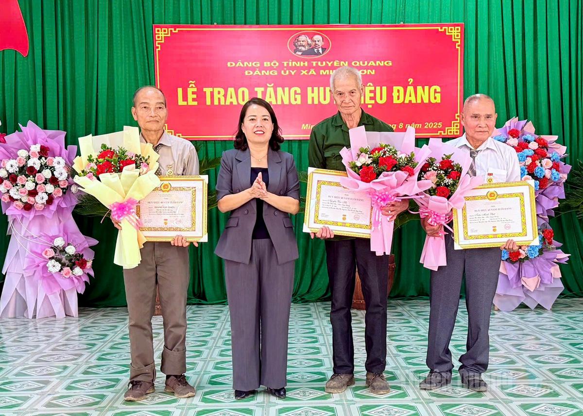 Đồng chí Lý Thị Lan, Ủy viên Ban Thường vụ Tỉnh ủy, Trưởng Đoàn đại biểu Quốc hội hoạt động chuyên trách khóa XV tỉnh trao tặng huy hiệu Đảng cho 3 Đảng viên được nhận Huy hiệu 45 năm tuổi Đảng.