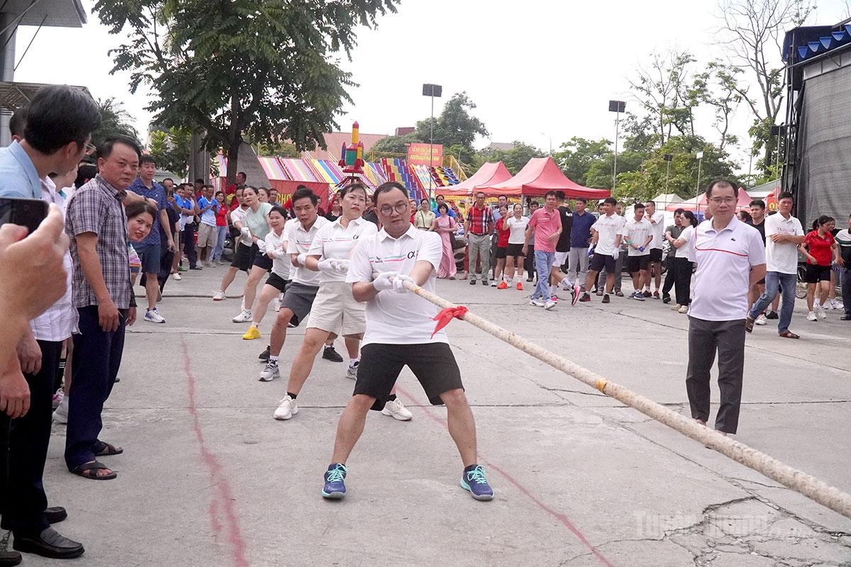 Các vận động viên tham gia thi đấu bộ môn Kéo co tập thể.