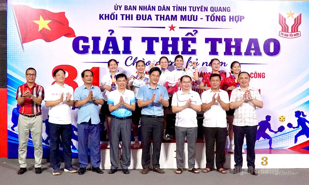 Kết thúc giải, Ban tổ chức trao huy chương cho các bận động viên đạt thành tích trong bộ môn Pickelball.