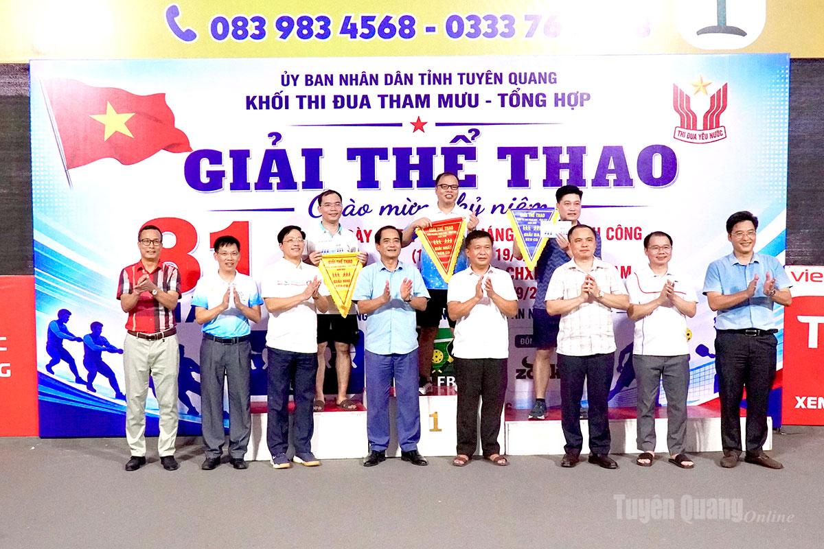 Ban tổ chức trao phần thưởng cho các đơn vị đạt thành tích trong bộ môn Kéo co tập thể.