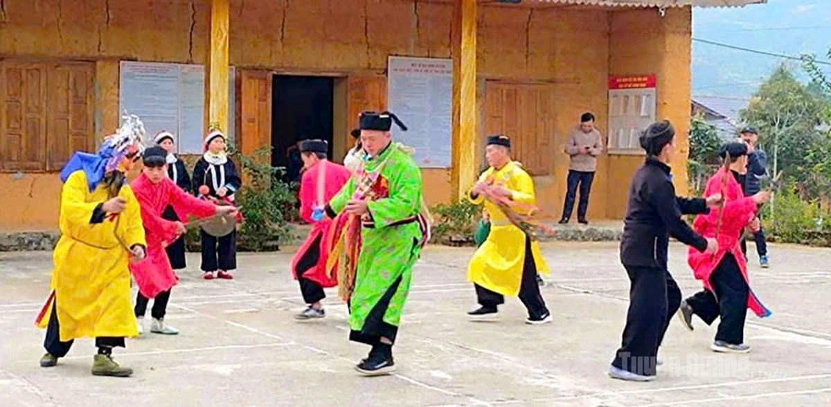 A reenactment of the Dao “Cap Sac” ceremony enriches the community-based tourism experience in Nam Dam.