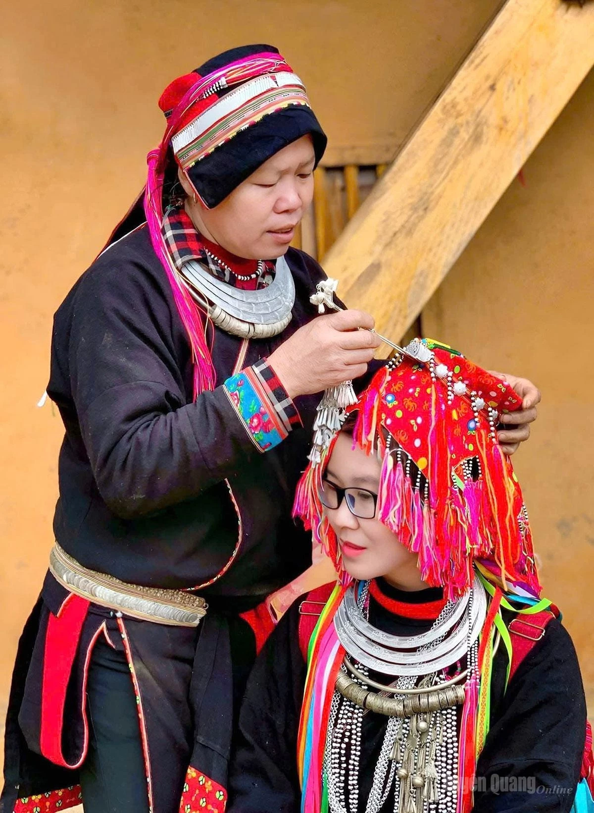 Passing down the cultural heritage of the Dao people through their traditional costumes.