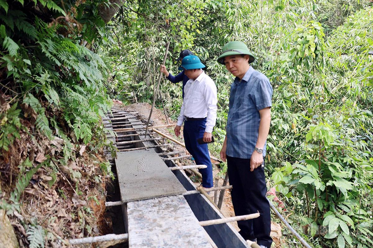 Lãnh đạo xã Bắc Mê kiểm tra tiến độ thi công, chất lượng công trình kênh mương tưới tiêu
thôn Bản Noong