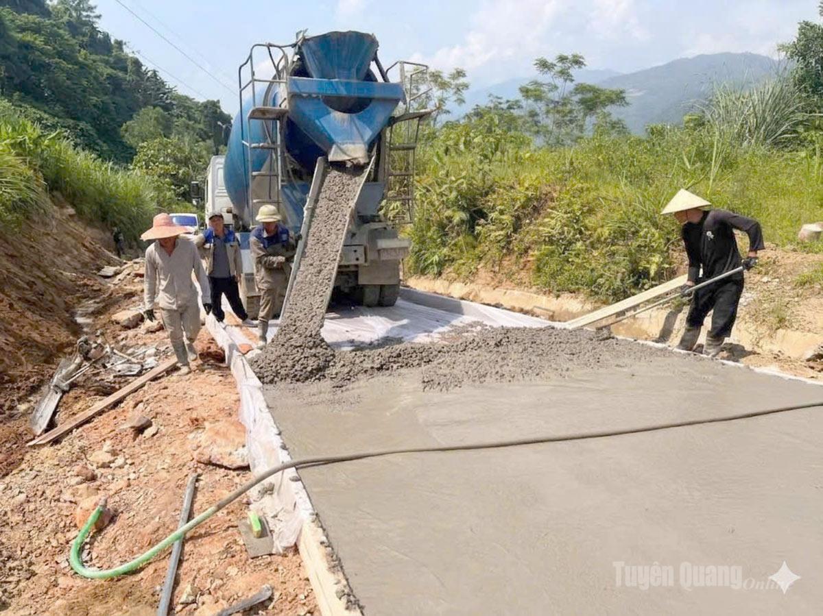 Xã Việt Lâm tập trung nguồn lực làm đường giao thông liên thôn.