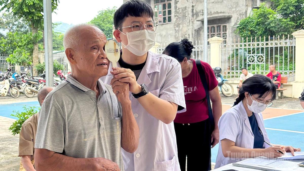 Cán bộ y tế khám bệnh cho người dân xã Yên Phú.