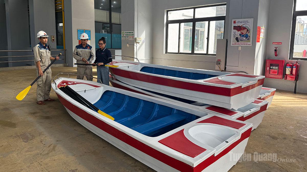 Công ty Thủy điện Sông Lô 4 cung cấp xuồng máy cho các xã phục vụ phòng chống thiên tai.