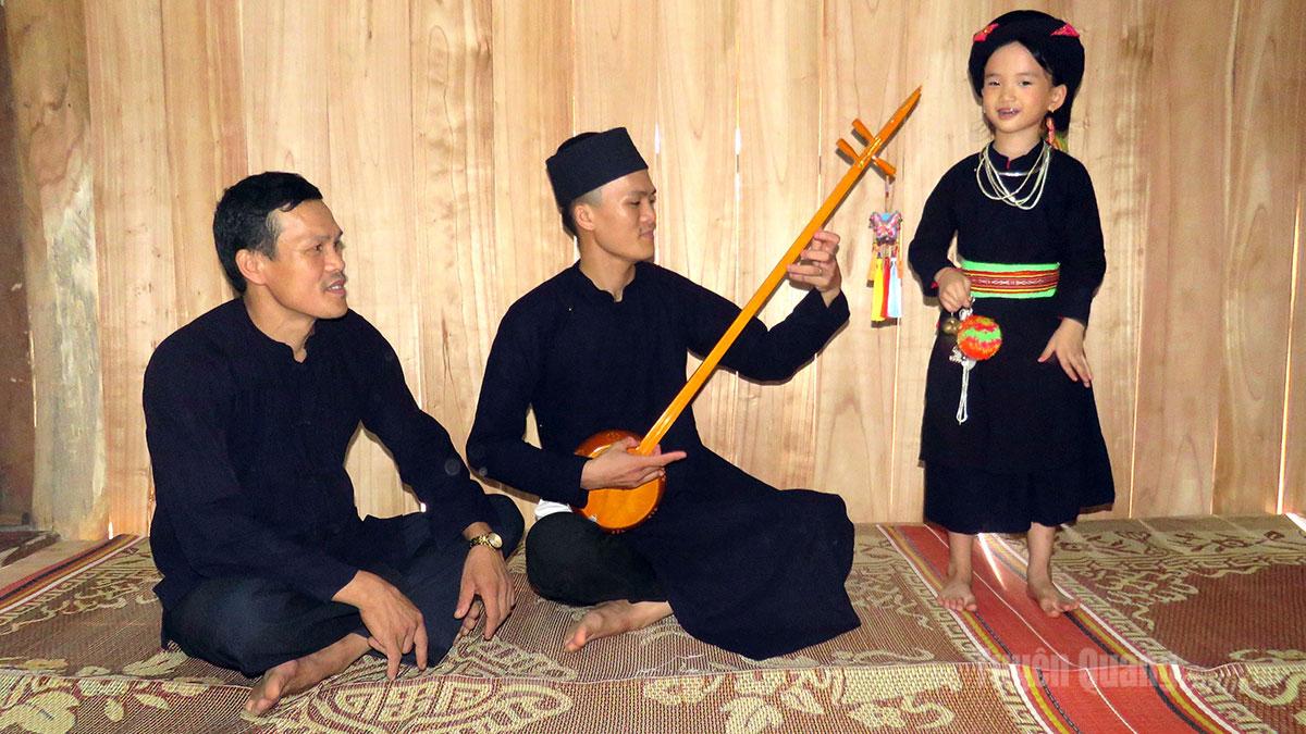 Nghệ nhân Vãi Văn Tới cùng con trai Vãi Văn Huyện và cháu gái Vãi Tuệ Nhi gìn giữ, trao truyền hát Then, đàn Tính trong gia đình.