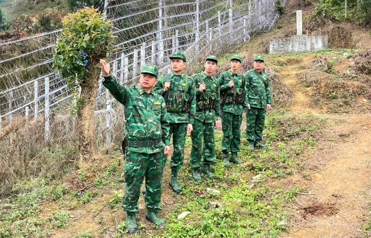 Thiếu tá Sùng Minh Phúc cùng các chiến sĩ tuần tra mốc 323.