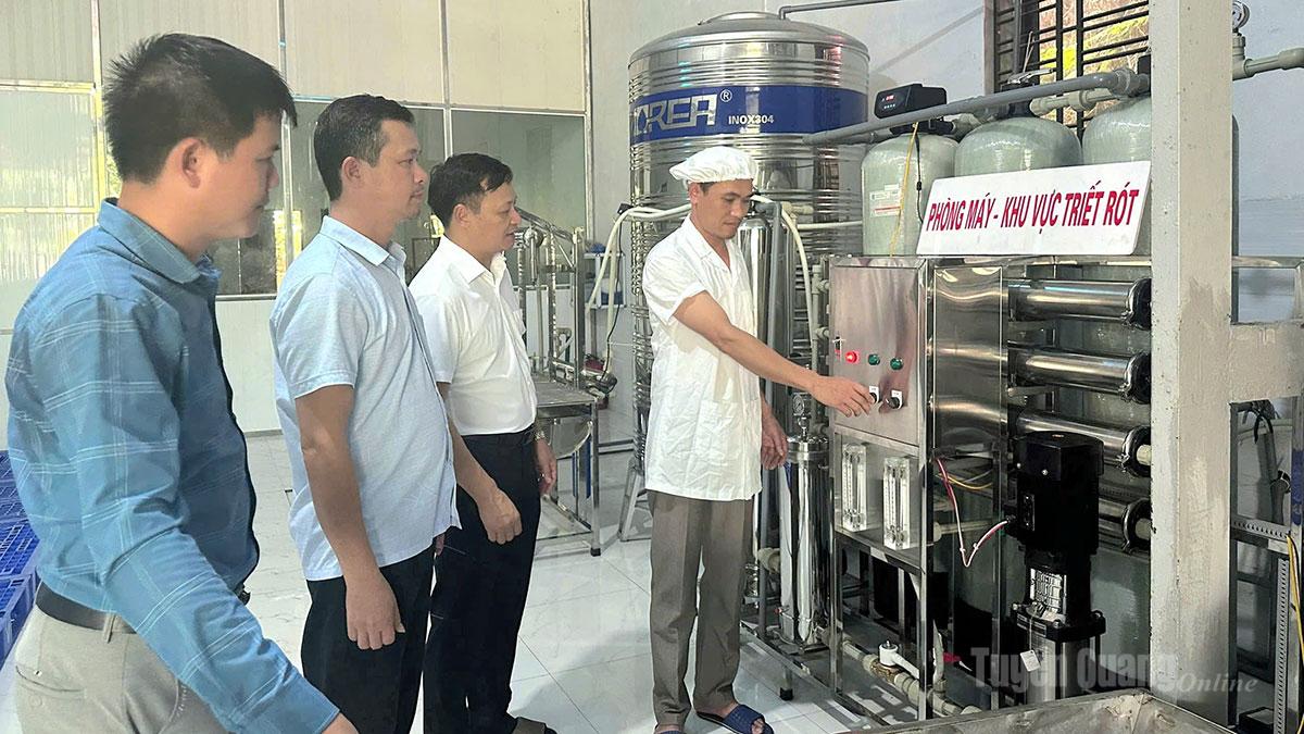 Đoàn kiểm tra hậu kiểm các cơ sở sản xuất nước uống đóng chai, nước đá dùng liền tại cơ sở sản xuất nước uống đóng chai và đá viên dùng liền Vị Xuyên, xã Vị Xuyên.
