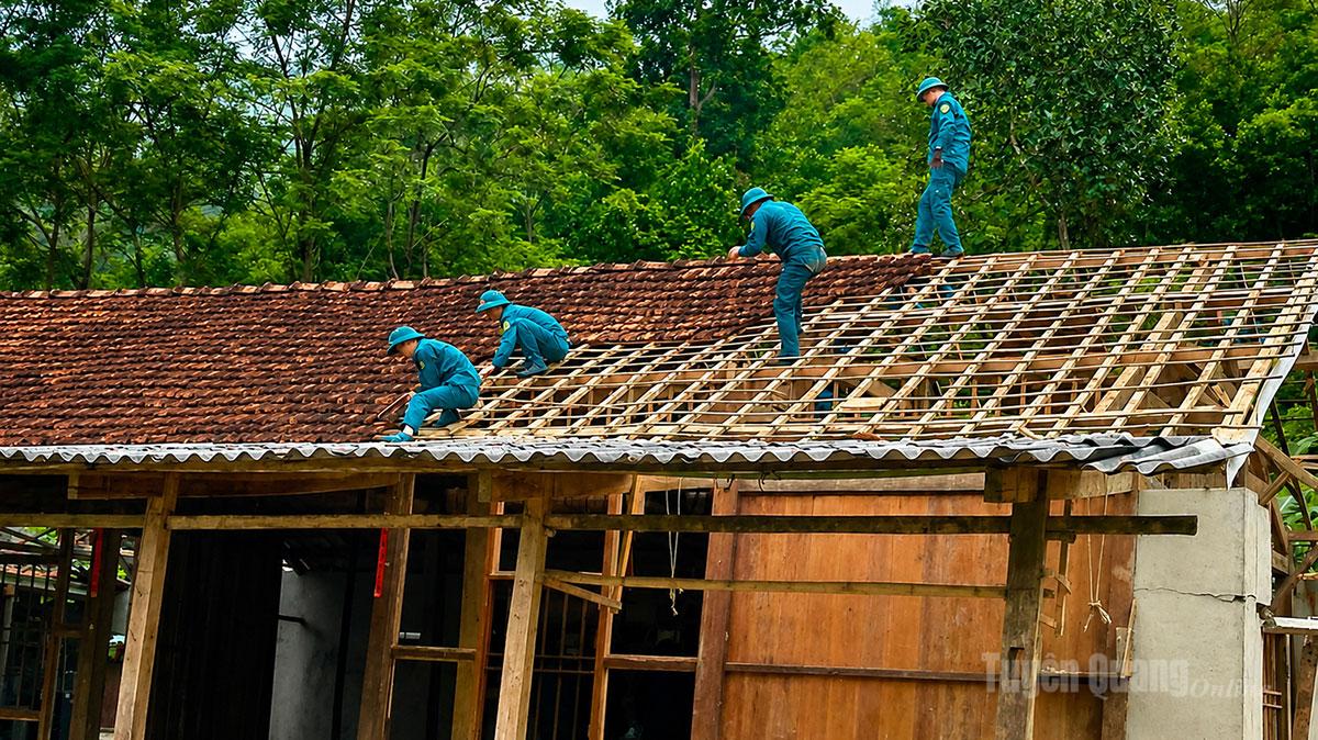 Lực lượng dân quân tự vệ xã Kiên Đài hỗ trợ người dân xóa nhà tạm.