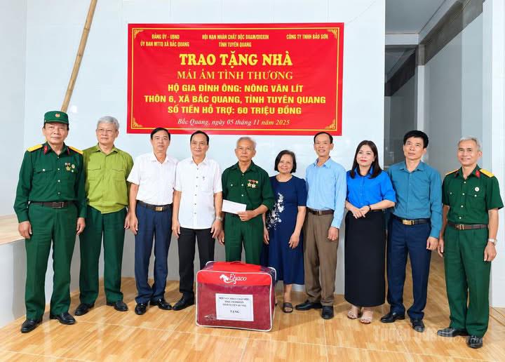 Lãnh đạo xã Bắc Quang, Hội Nạn nhân chất độc da cam/dioxin tỉnh; Công ty TNHH Bảo Sơn trao số tiền 60 triệu đồng hỗ trợ ông Nông Văn Lít, thôn 6, xã Bắc Quang làm mới nhà ở.