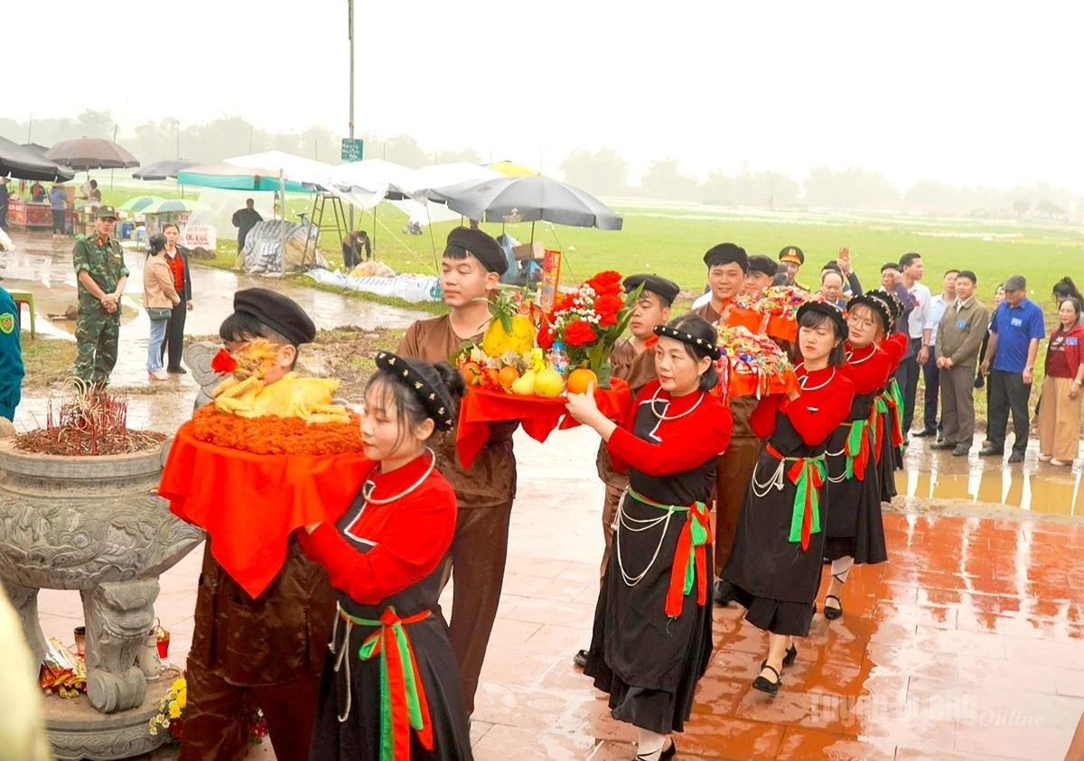 Offering rituals at the Gieng Tanh Communal House Festival.