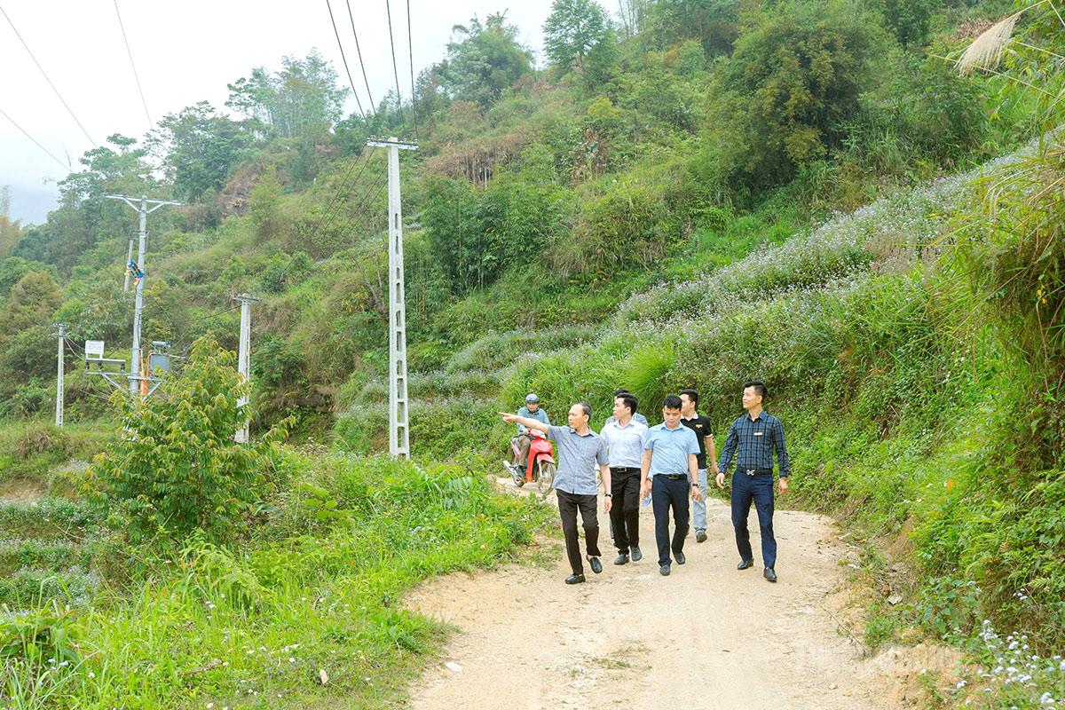 Lãnh đạo Sở Dân tộc và Tôn giáo cùng đoàn công tác kiểm tra, khảo sát công trình điện tại xã Nấm Dẩn.