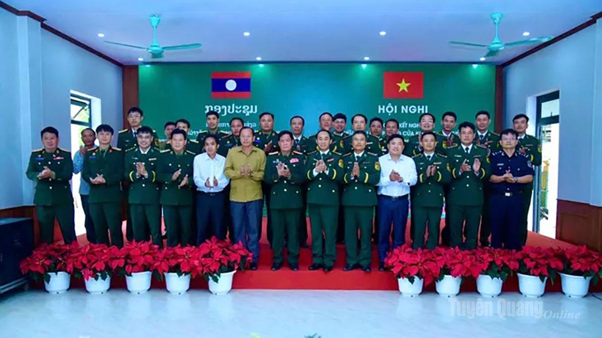 Các đại biểu chụp ảnh tại hội nghị