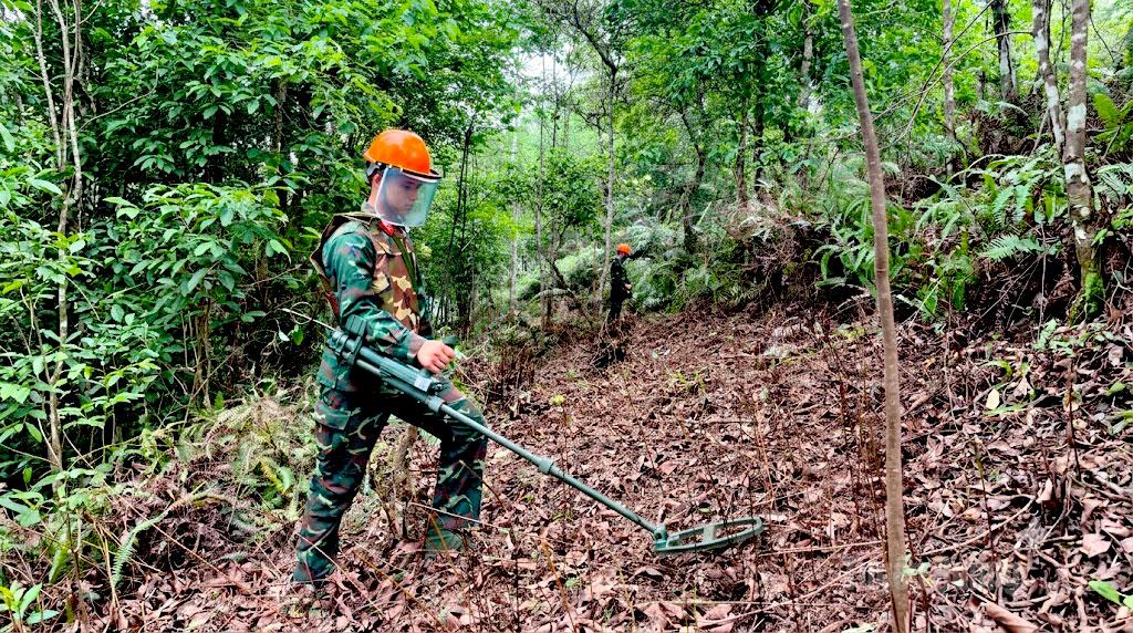 Chiến sĩ Công binh Sư đoàn 316, Quân khu 2 sử dụng thiết bị dò tìm chuyên dụng để rà phá bom mìn, vật nổ tại xã Bạch Đích.