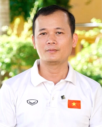 Thầy gi&aacute;o La Văn Đ&ocirc;ng,  Ph&oacute; Hiệu trưởng Trường Tiểu học Y&ecirc;n Hương, x&atilde; Y&ecirc;n Ph&uacute;