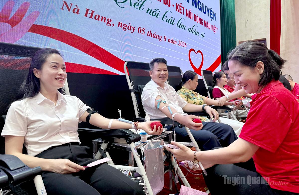 Lãnh đạo Đảng ủy
và UBND
xã Nà Hang tham gia
hiến máu tại Ngày hội
hiến máu.