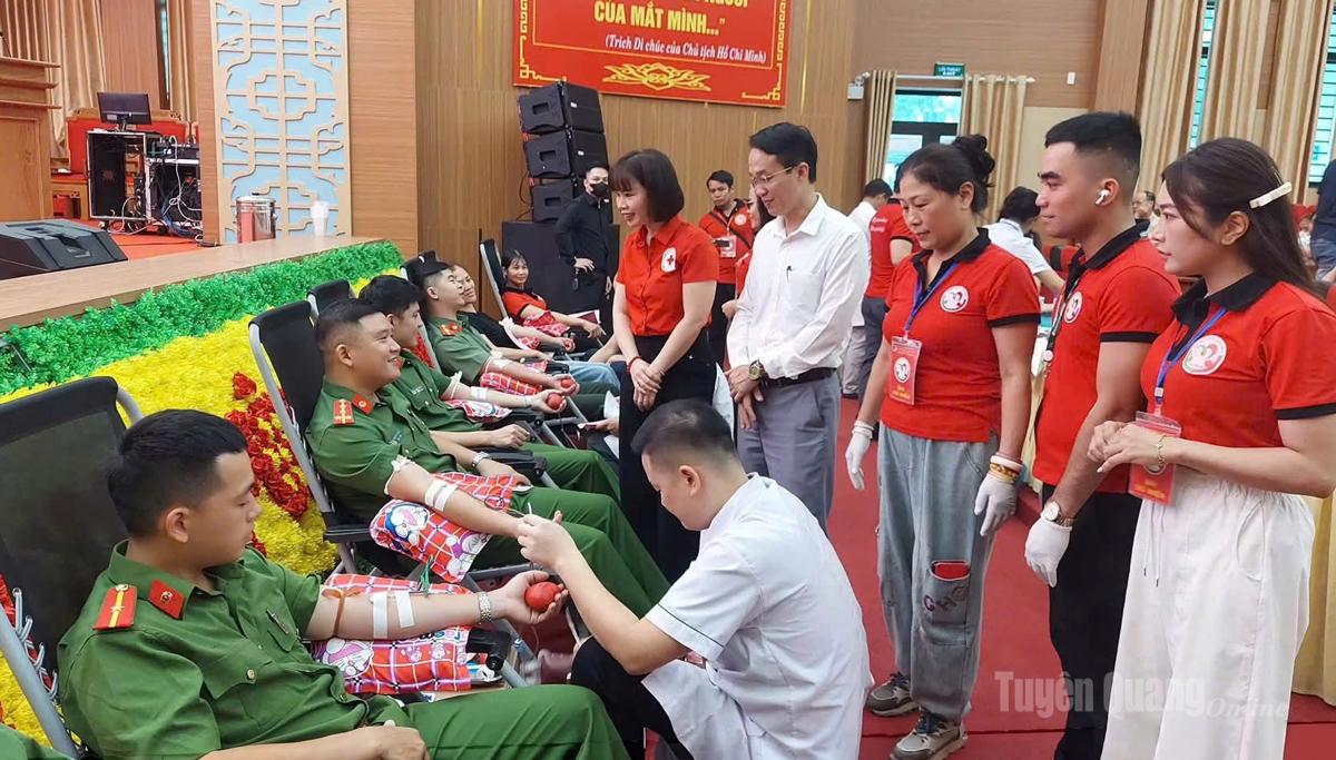Công an xã Vị Xuyên tham gia Ngày hội hiến máu.