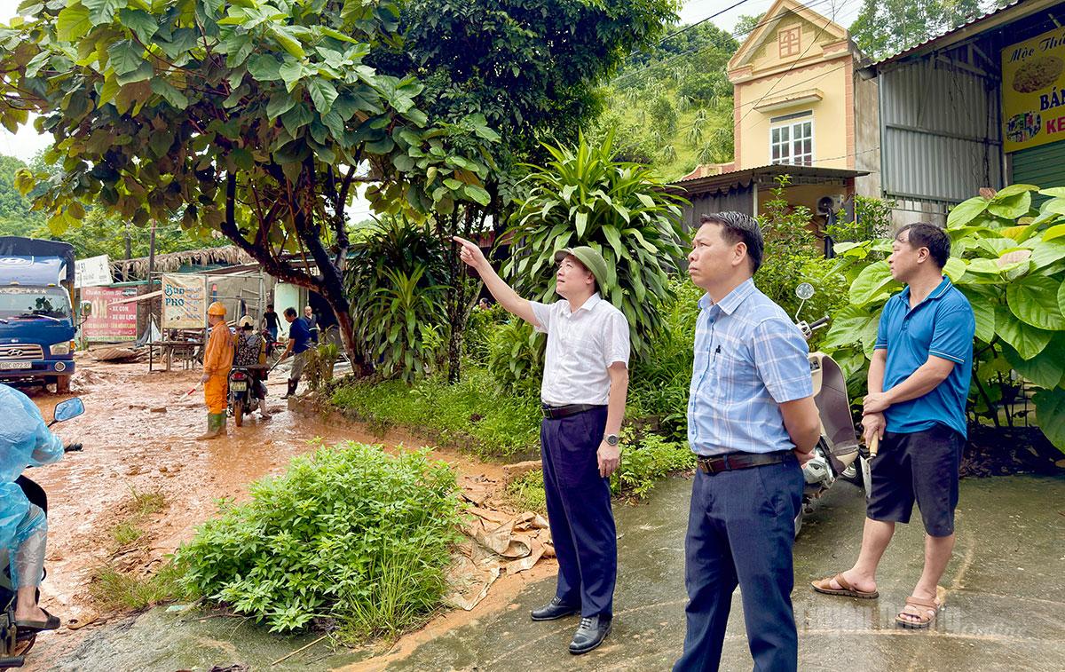 Đồng chí Trịnh Quốc Sáng (bên trái), Chủ tịch UBND xã Yên Phú trực tiếp đến hiện trường sạt lở tại Km52, Quốc lộ 2 kiểm tra tình hình và chỉ đạo khắc phục.