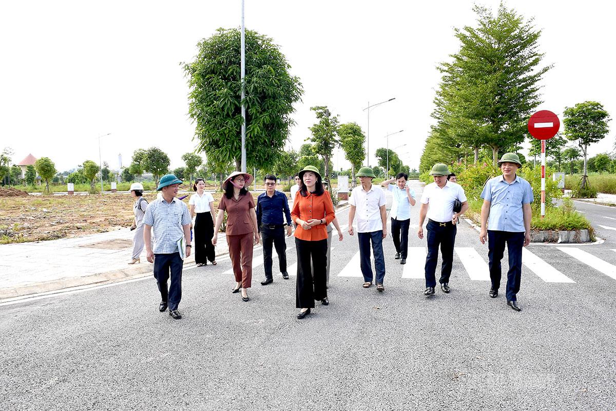 Đoàn giám sát của Thường trực HĐND tỉnh khảo sát thực tế tại khu vực thực hiện Dự án khu đô thị mới bên bờ sông Lô của Công ty cổ phần tập đoàn Sơn Phúc. 