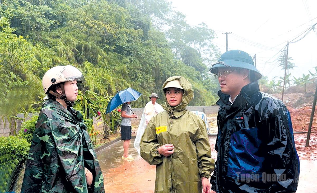 Đồng chí Đỗ Diên Hiếu (bên phải), Chủ tịch UBND xã Xuân Giang kiểm tra tình hình mưa lũ trên địa bàn xã 
ngày 3-8-2026.                                                                                                                           Bài, ảnh: Trang Tâm
