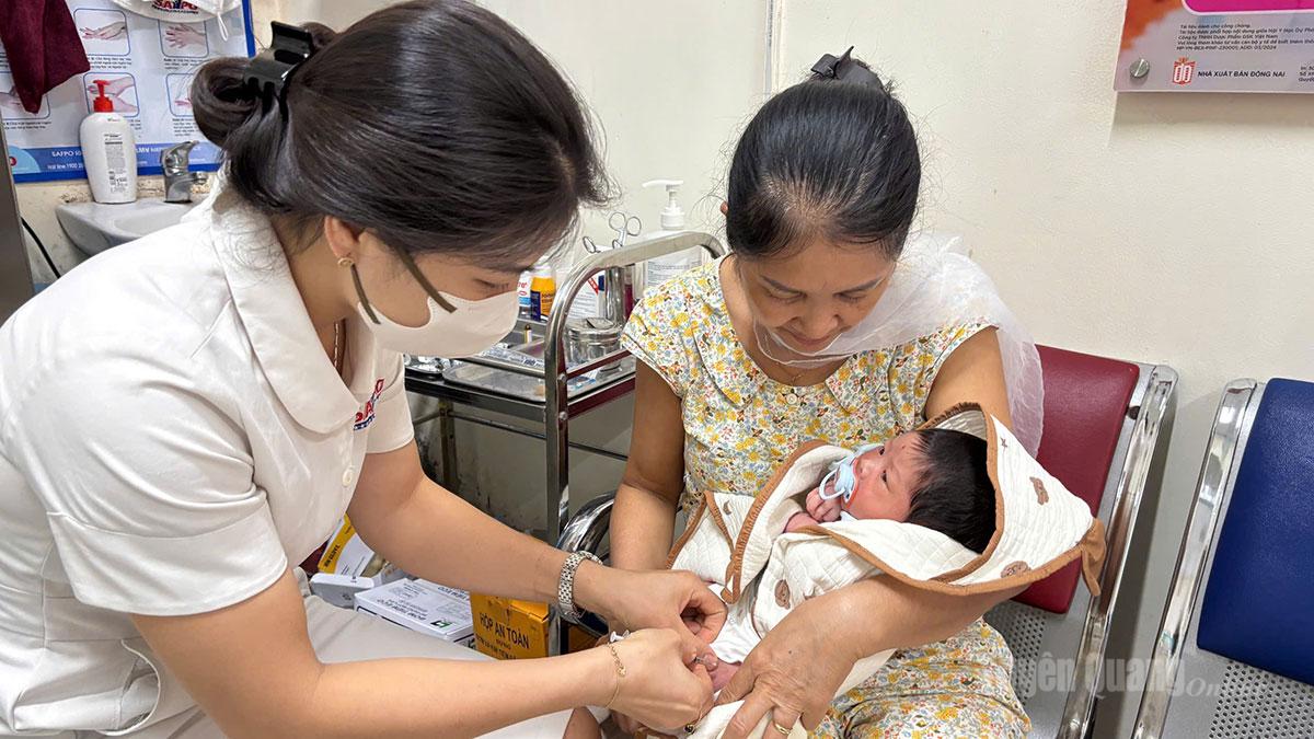 Người dân chủ động đưa trẻ đi tiêm chủng tại phòng bệnh.