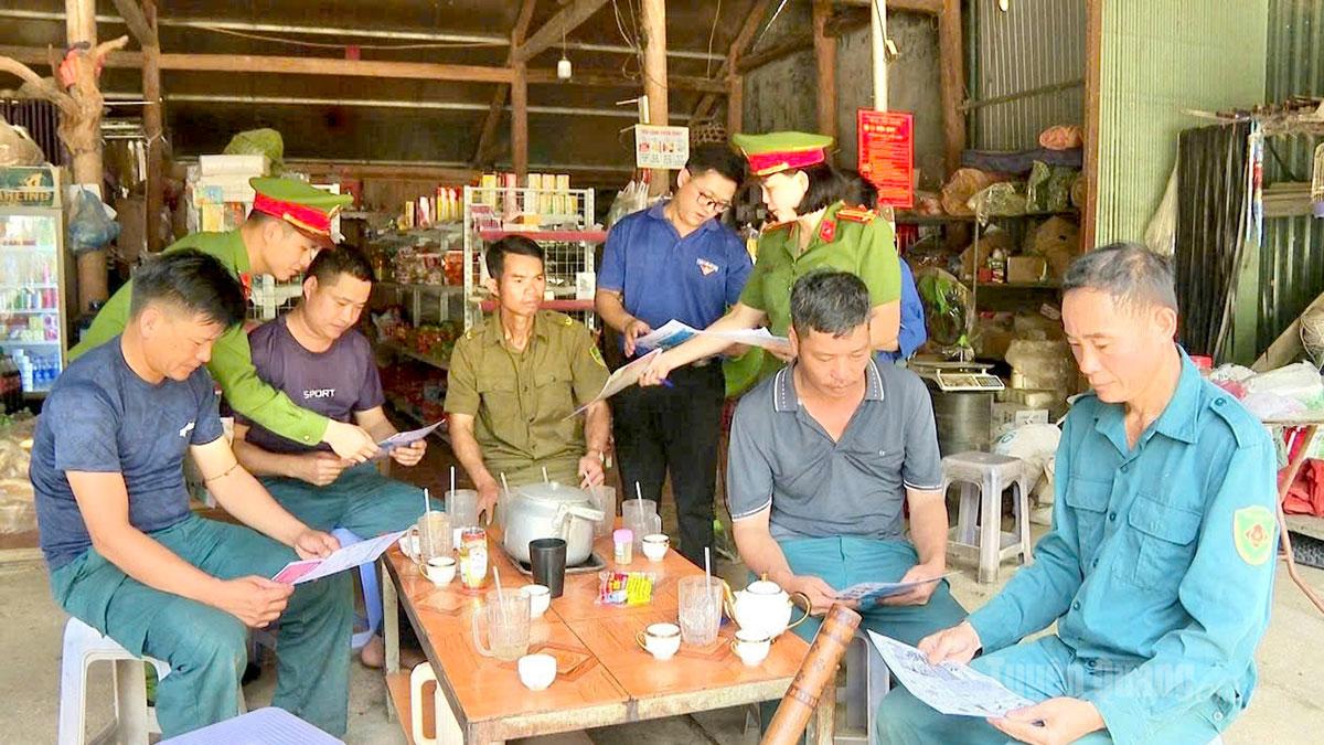 Công an xã Đồng Tâm tuyên truyền, nâng cao nhận thức pháp luật về bảo đảm
 an ninh mạng cho người dân.